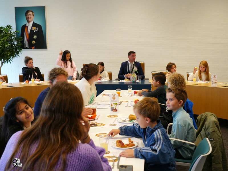 Kinderen ontbijten met burgemeester.