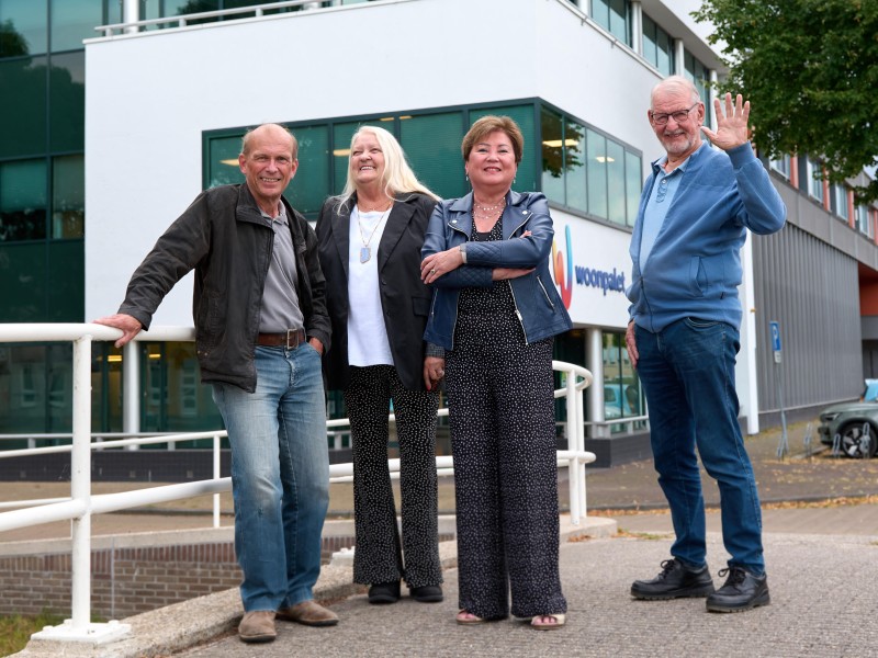 4 bestuursleden van Huurdersbelangen, inclusief Jan Swaan helemaal rechts