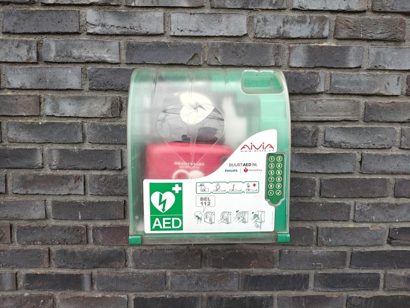 BuurtAED hangt aan de muur