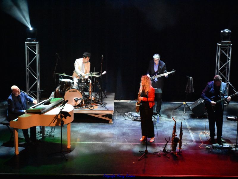 De band op het podium van the lux