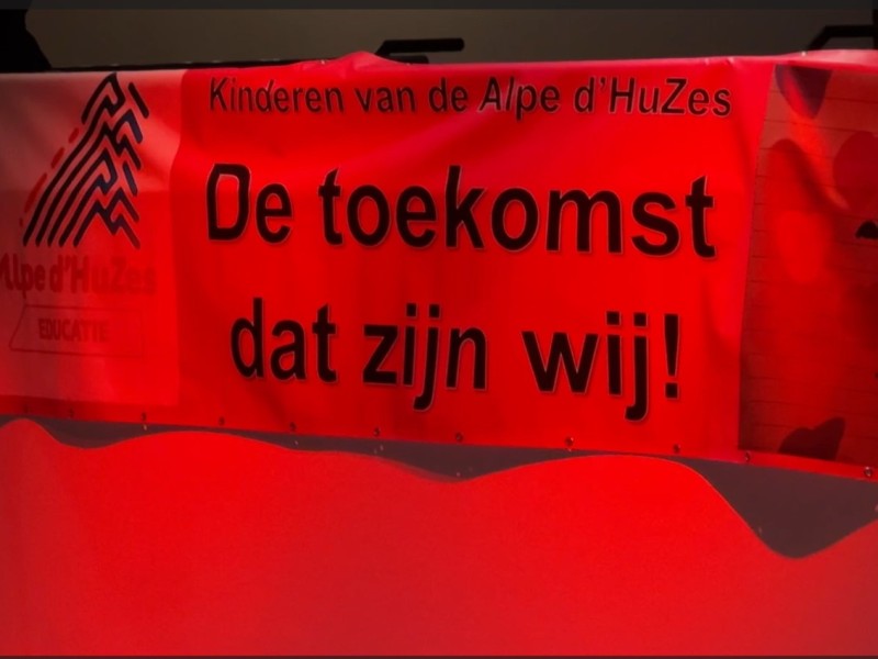 Foto van banner van kinderen van Alpe dHuzes