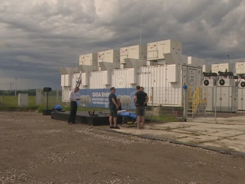 Voorbeeld van een grote batterij voor een zonnepark in Lelystad.