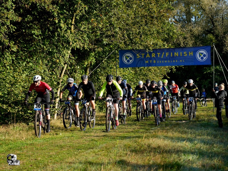 Fietsers in het bos bij fiets de boswachter eruit 2024