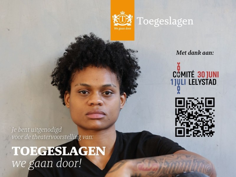 Een poster met een jongen erop en tekst over de voorstelling met QR code