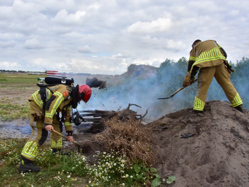 Brandweer blust smeulende buitenbrand aan de Maalgang met zand