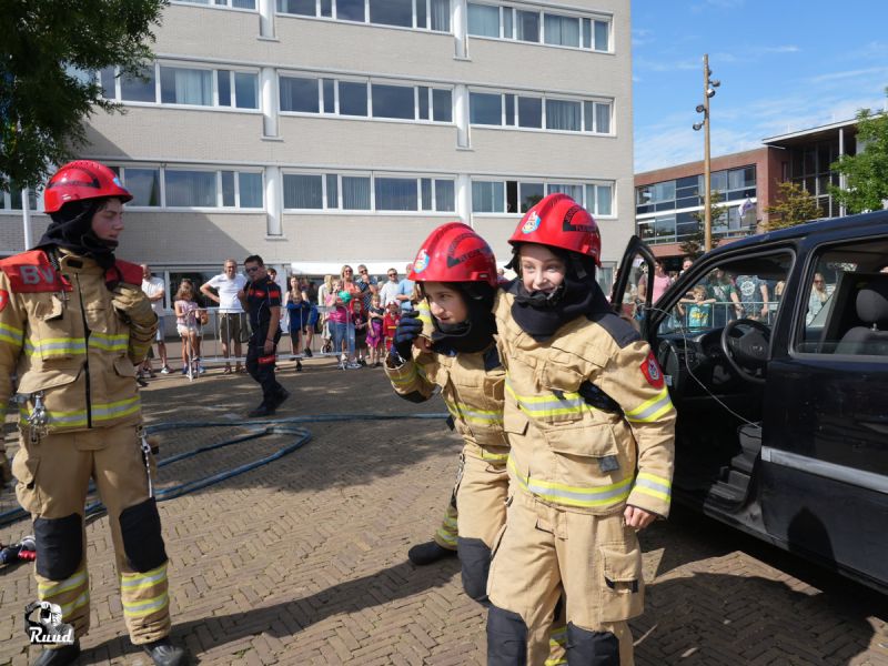 De jeugdbrandweer die een scene nadoet op het raadhuisplein