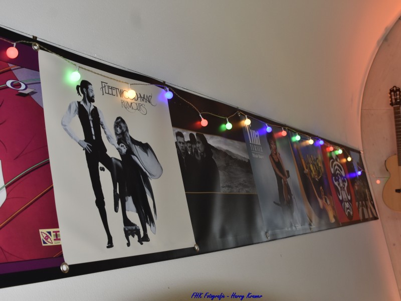 Foto van verschillende posters op muur