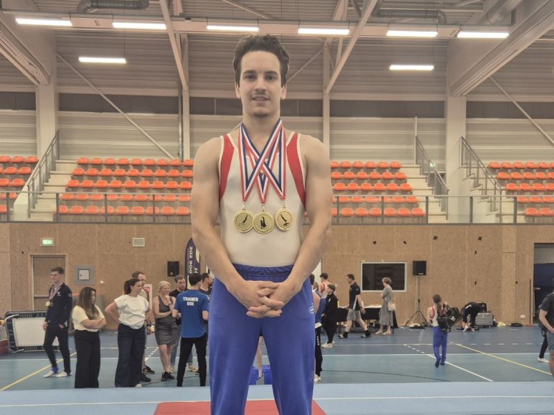 Jonathan Porteous met zijn prijzen