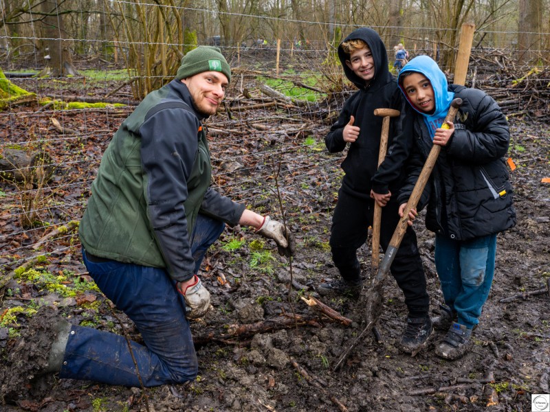 Leerlingen uit groep zes planten bomen