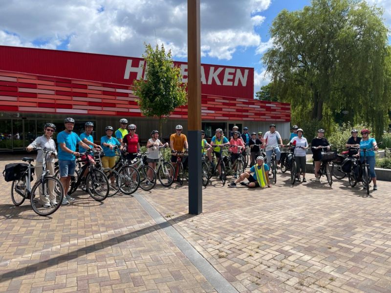De groep fietsers voor het Baken klaar voor hun fietsonderdeel van de Triathlon4All