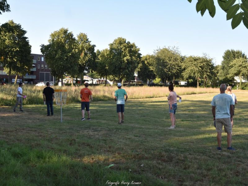 De deelnemers van de eerste clinic op een rij klaar om de disc te werpen