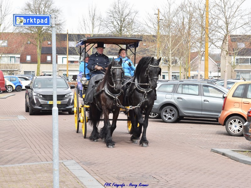 Koetsactie en discussie over buurtbus kleuren laatste campagneweekend