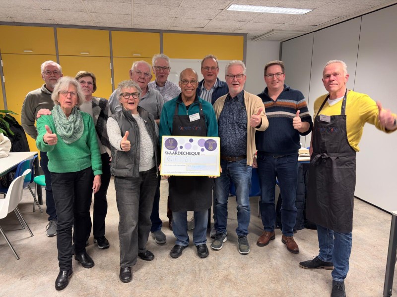 Repair Café Zeewolde met cheque van Nept-Tunes