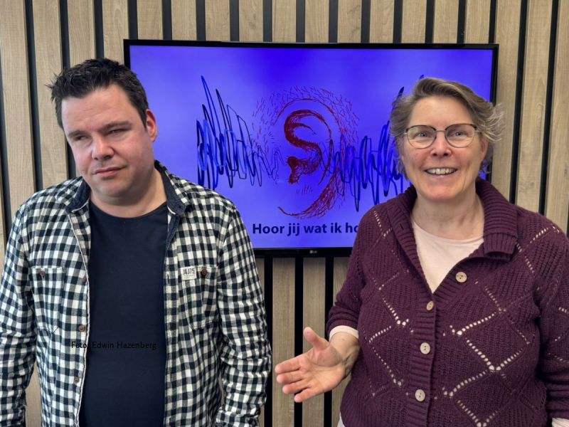 Op de foto staan Chris van Wijk en presentator Paula Hijne.