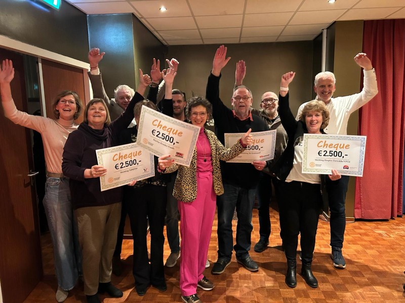 Cheques overhandigd aan goede doelen Rotaryclub Zeewolde