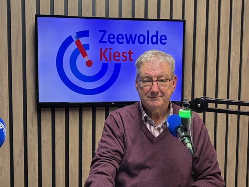Hans de groot in de studio van Lokale omroep Zeewolde