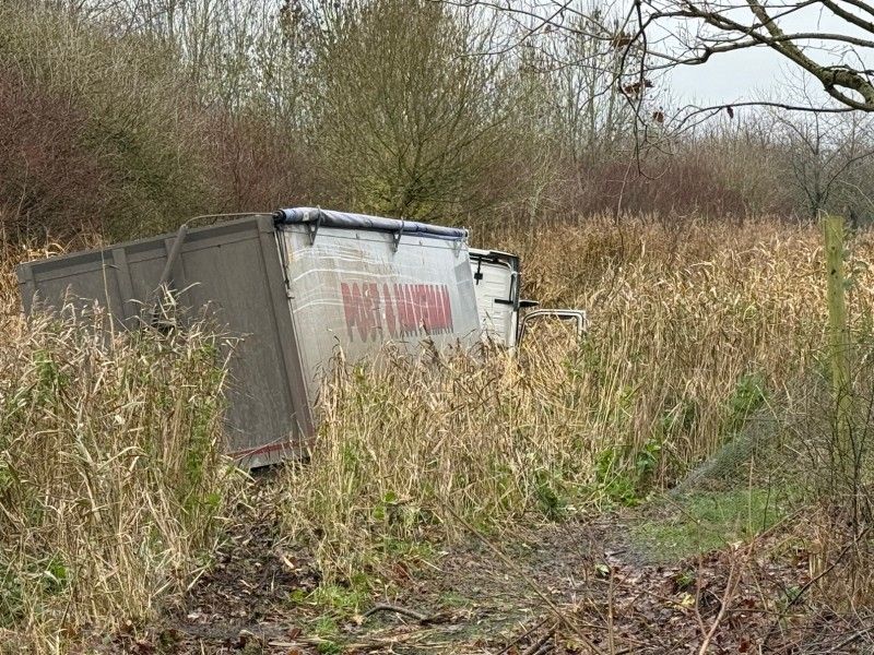 Vrachtwagen belang in watergang tijdens eenzijdig ongeval