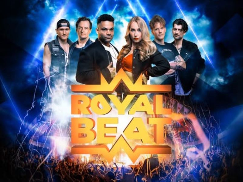 Een promo afbeelding van Royal Beat met de Bandleden, hun logo en wat publiek verwerkt