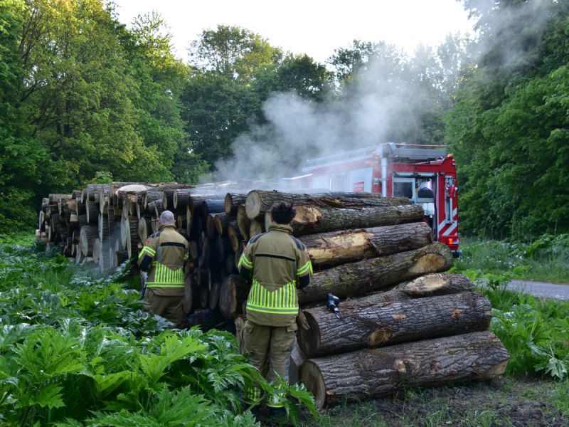 Brand in houtstapel Zeewolde Nulderpad.