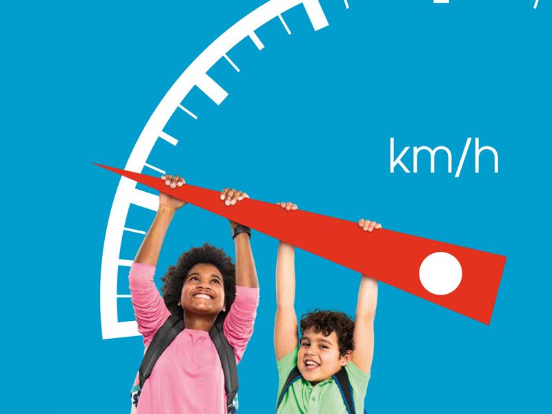 2 kinderen die aan de snelheidsmeter hangen om die laag te houden