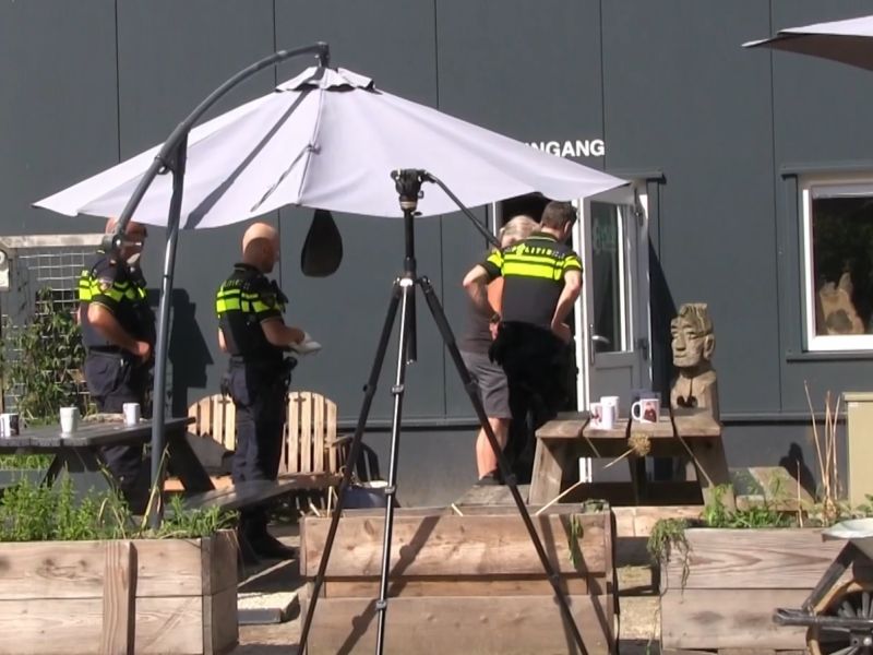politie agenten met de eigenaar doen onderzoek naar de inbraak