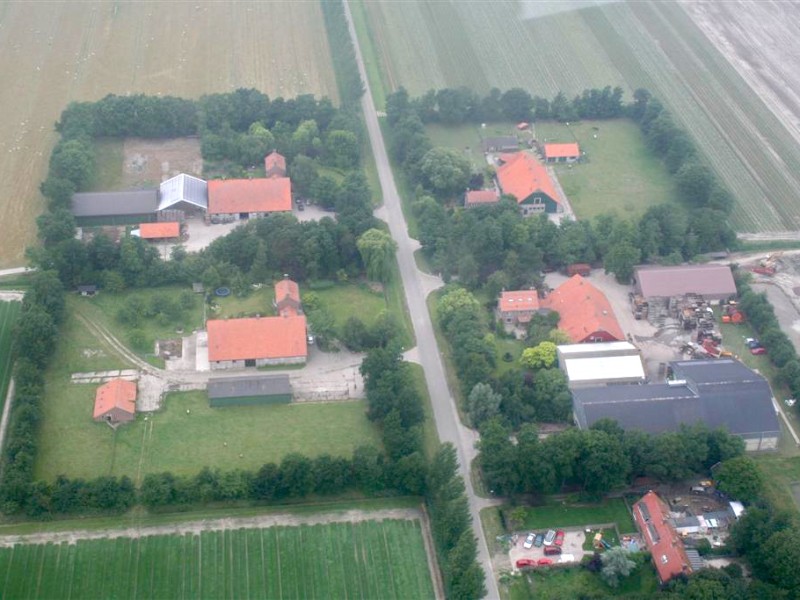 Foto van diverse erfsingels rondom woningen en boerenbedrijven.