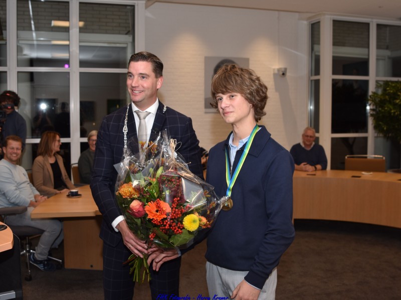 Job Heemskerk ontvangt eerste jeugdlintje van Zeewolde