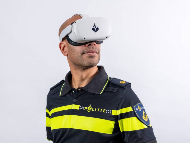 Politie met VR Bril op