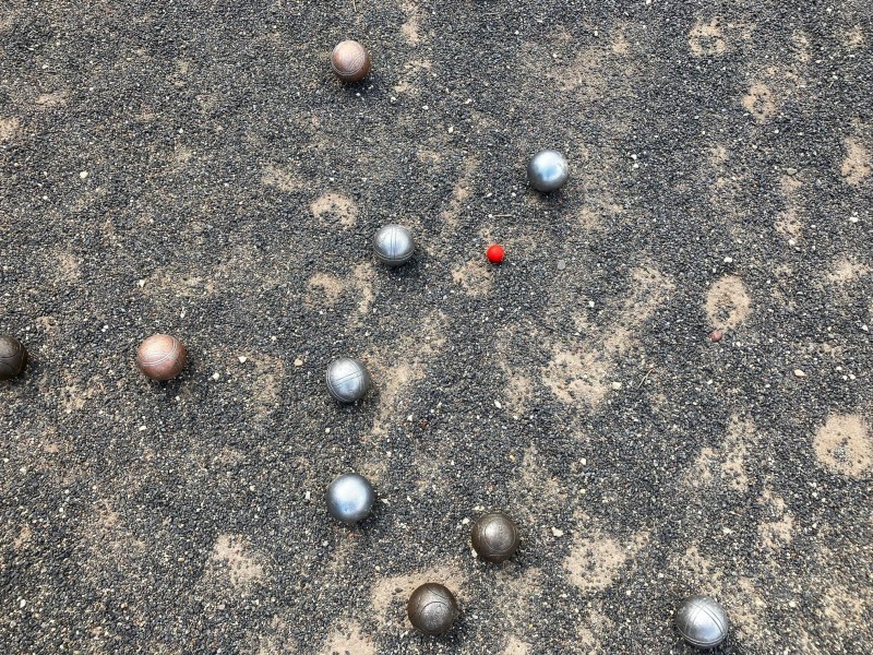 Boules, grote ijzeren ballen en een klein rood balletje.