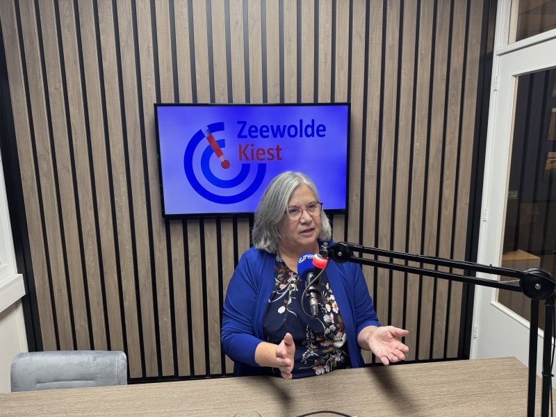Winnie Prins achter de microfoon te gast bij Zeewolde Kiest