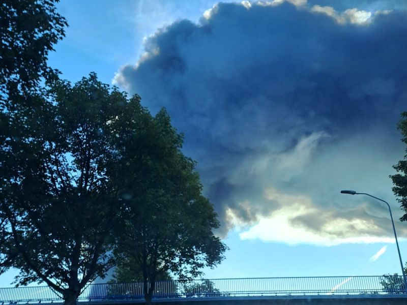 Een enorme rookwolk van de brand