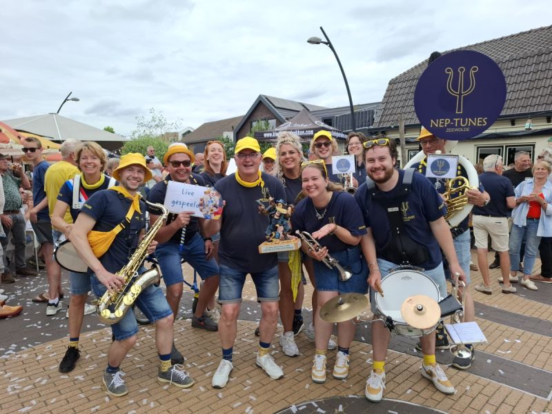 De groep van de Nep Tunes op het plein in Voorthuizen