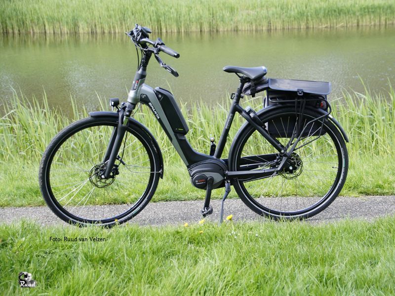 Elektrische fiets langs een vaart