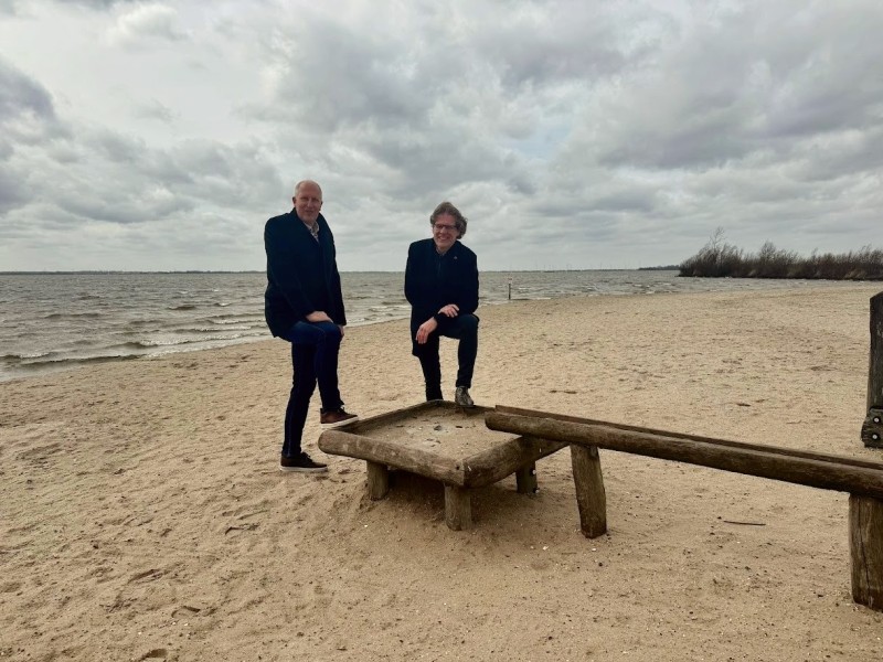 Links: Steven Scheffer, wethouder Sport (gemeente Zeewolde) en rechts: Marcel Companjen, wethouder Sport (gemeente Harderwijk). Aan het Wolderwijd waar in 2027 het EK moet plaatsvinden.
