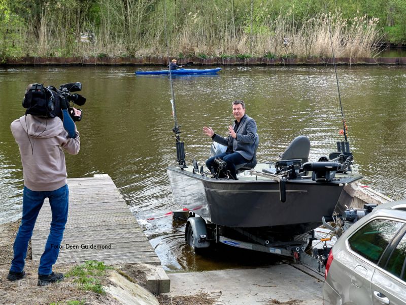 Ernst Bron die in de boot zit die vanaf een boothelling wordt afgereden