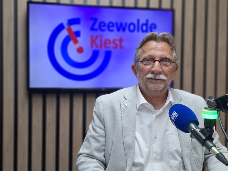 Helmut Hermans in de studio van Zeewolde Kiest