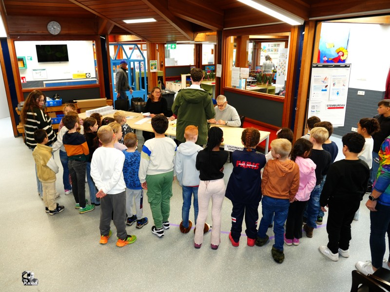 Schoolklas bezoekt stembureau