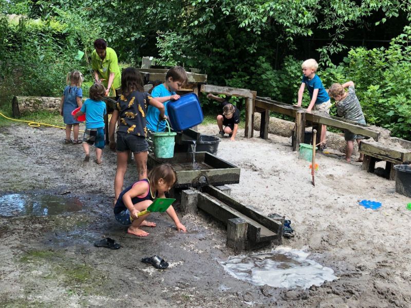 Spelletjesmiddag rond de waterspeelplaats bij IVN