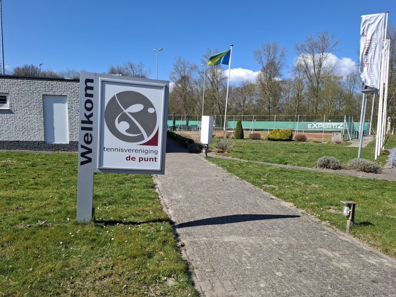 TV de Punt vanaf het pad naar het clubhuis met op de achtergrond de tennisbanen