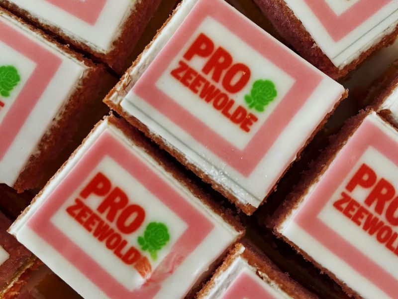 Pro Zeewolde trakteert op gebak ivm naamswijziging