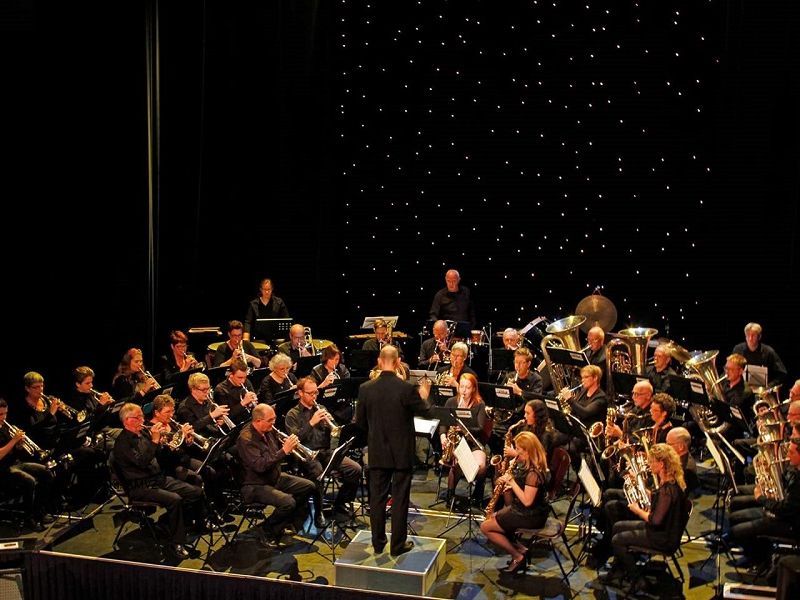 Het hele orkest op het podium onder leiding van de dirigent