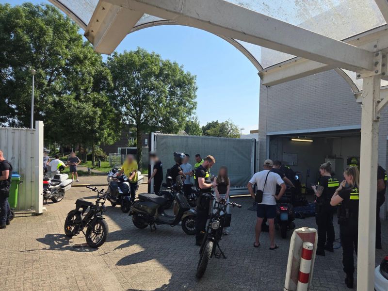 Agenten bij hun bureau waar fatbikes en brommers worden gekeurd