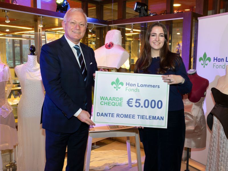 Arjan Gerritsen met Dante Romee, winnaar van Het Han Lammers Fonds van vorig jaar op de foto met de cheque