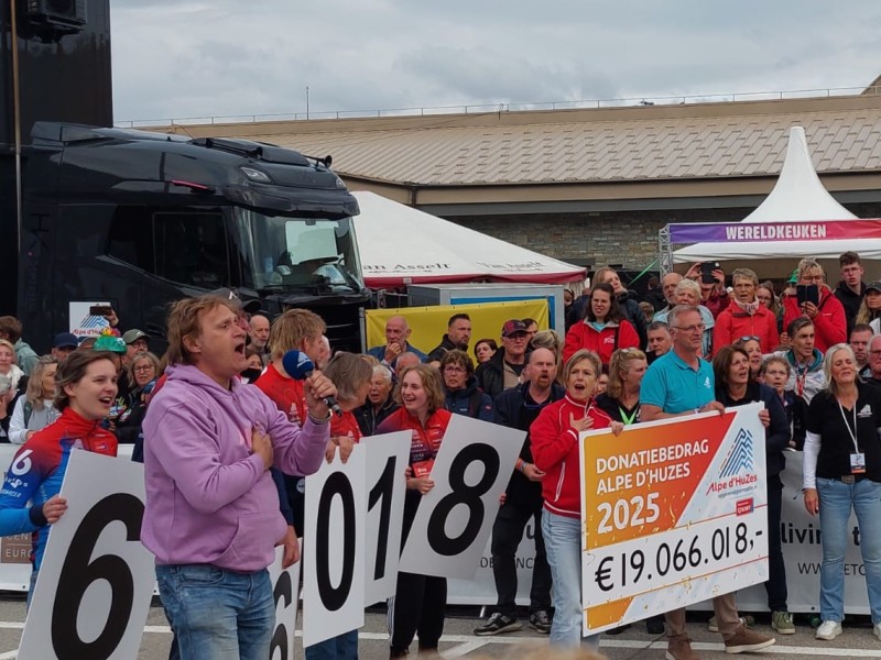 De opbrengst van 2025 bij de finish van Alpe D'Huzes met Maarten Peters