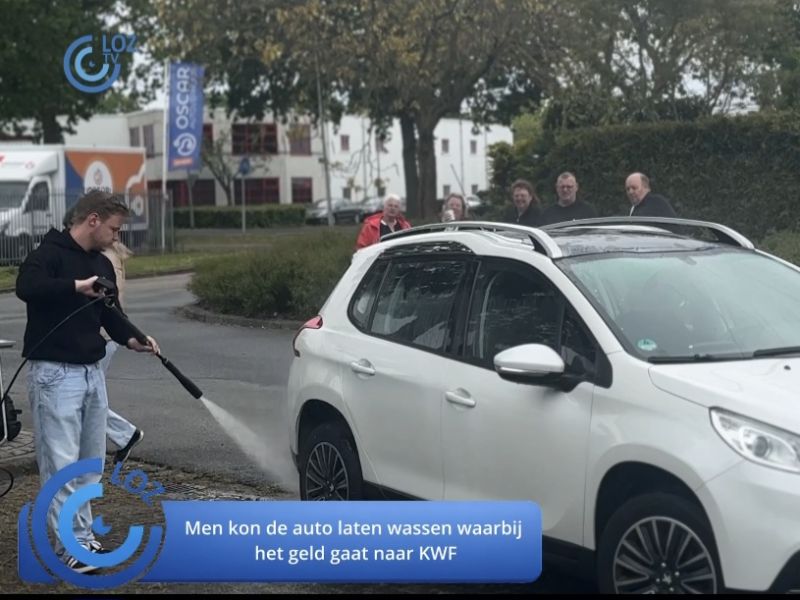 Damion aan het autowassen