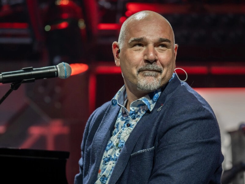 Alexander Broussard achter vleugel en microfoon