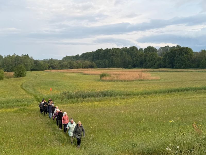 Wandelaars die aan het dauwtrappen zijn op Hemelvaartsdag
