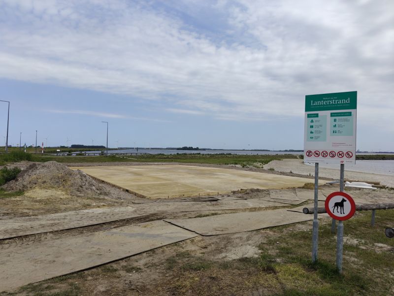 Funderingen op Lanterstrand blijken platen voor sportveld