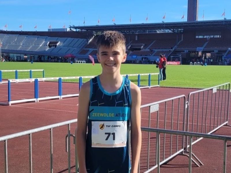 Kevin Juffer in atletiekkleding staat op een atletiekbaan.