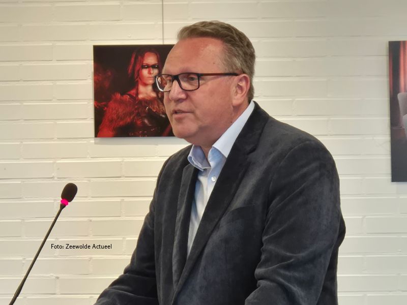 Ton Roerig achter de microfoon in de raadszaal